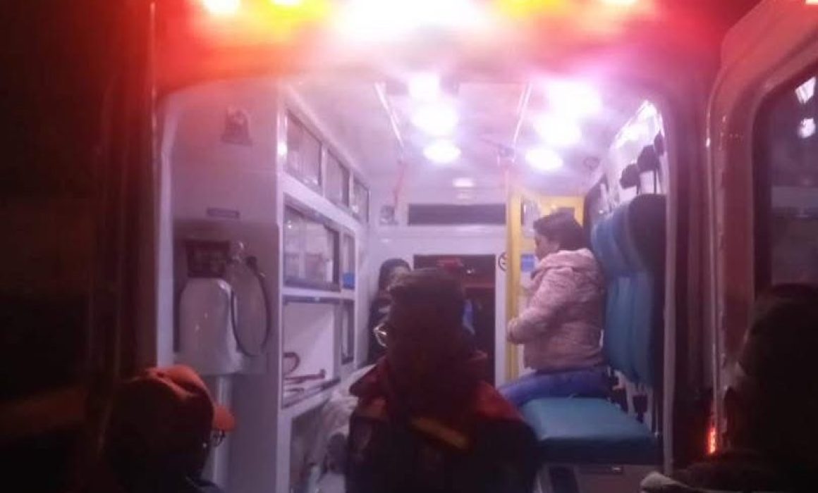 Auxilian paramédicos un parto de emergencia en vía pública de Amecameca