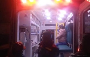 Auxilian paramédicos un parto de emergencia en vía pública de Amecameca