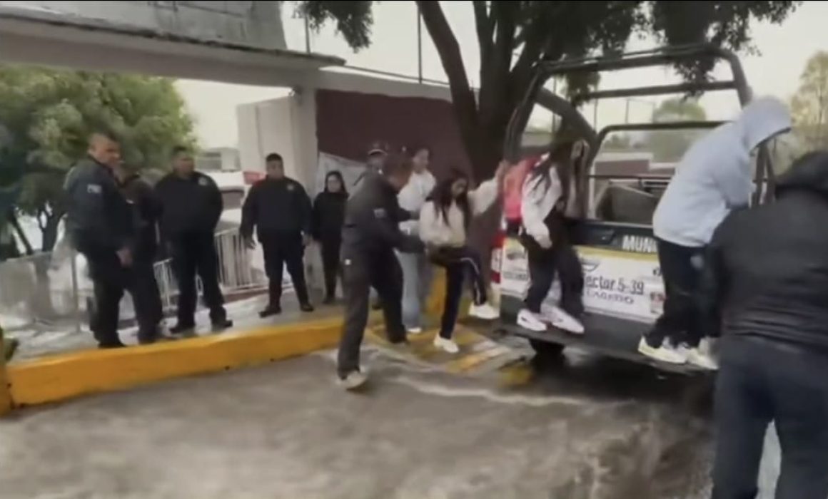 Ayudan policías a niños a salir de escuela por la tormenta en Ecatepec