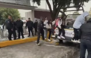 Ayudan policías a niños a salir de escuela por la tormenta en Ecatepec