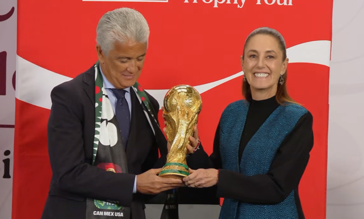 Bebeto y Sheinbaum elevan la Copa del Mundo en la Mañanera