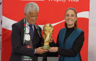 Bebeto y Sheinbaum elevan la Copa del Mundo en la Mañanera