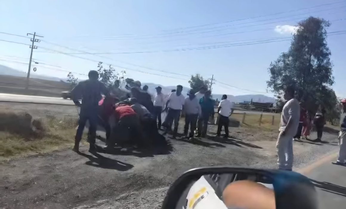 Bloquean colonos autopista para exigir cumplimiento de diversas obras