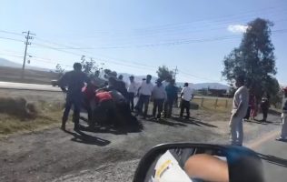 Bloquean colonos autopista para exigir cumplimiento de diversas obras