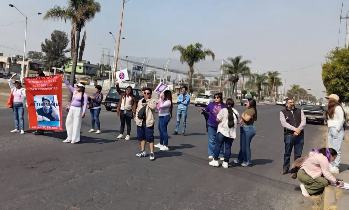 Bloquean estudiantes de UAEMéx lateral del Bordo de Xochiaca en Neza