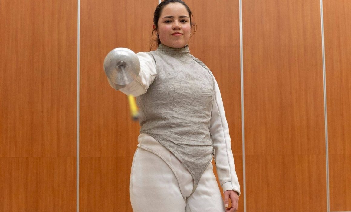 Brilla Sofía Guadarrama, representante de esgrima de la UAEMéx