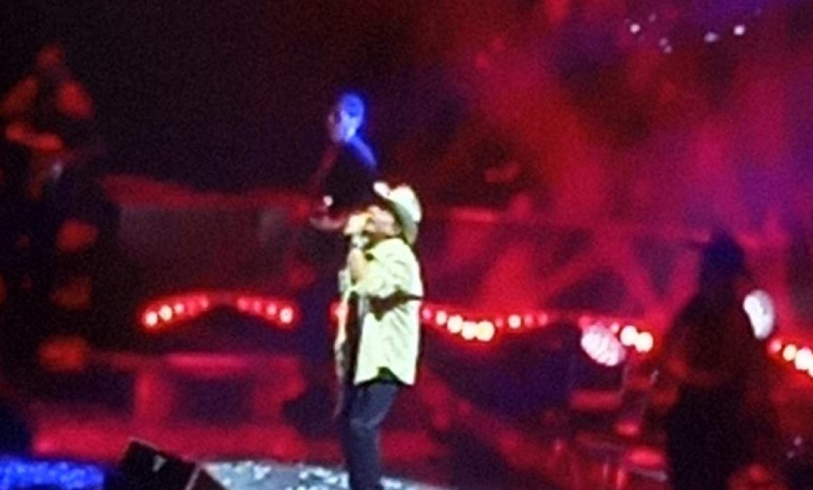 Canta Remmy Valenzuela hasta quedarse ronco