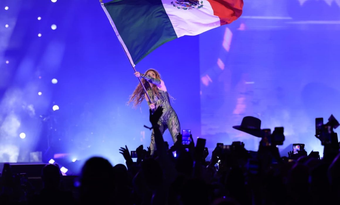 Canta Shakira ante 400 mil fans en el Zócalo y cierra su gira en América