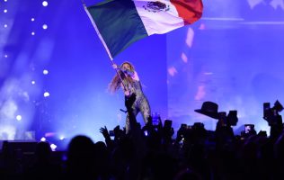 Canta Shakira ante 400 mil fans en el Zócalo y cierra su gira en América