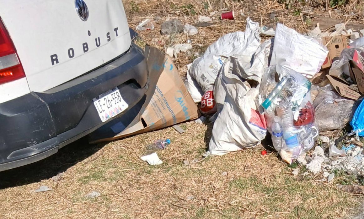 Captan a 3 tirando basura en zona limpia de Naucalpan y los agreden