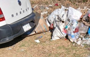 Captan a 3 tirando basura en zona limpia de Naucalpan y los agreden