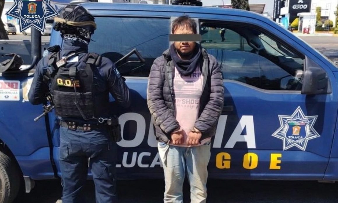 Cazan y golpean a presunto ladrón; arde su moto en Toluca