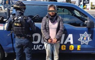 Cazan y golpean a presunto ladrón; arde su moto en Toluca