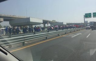 Cierran el mexiquense y la México-Puebla; buscan diálogo con Edomex