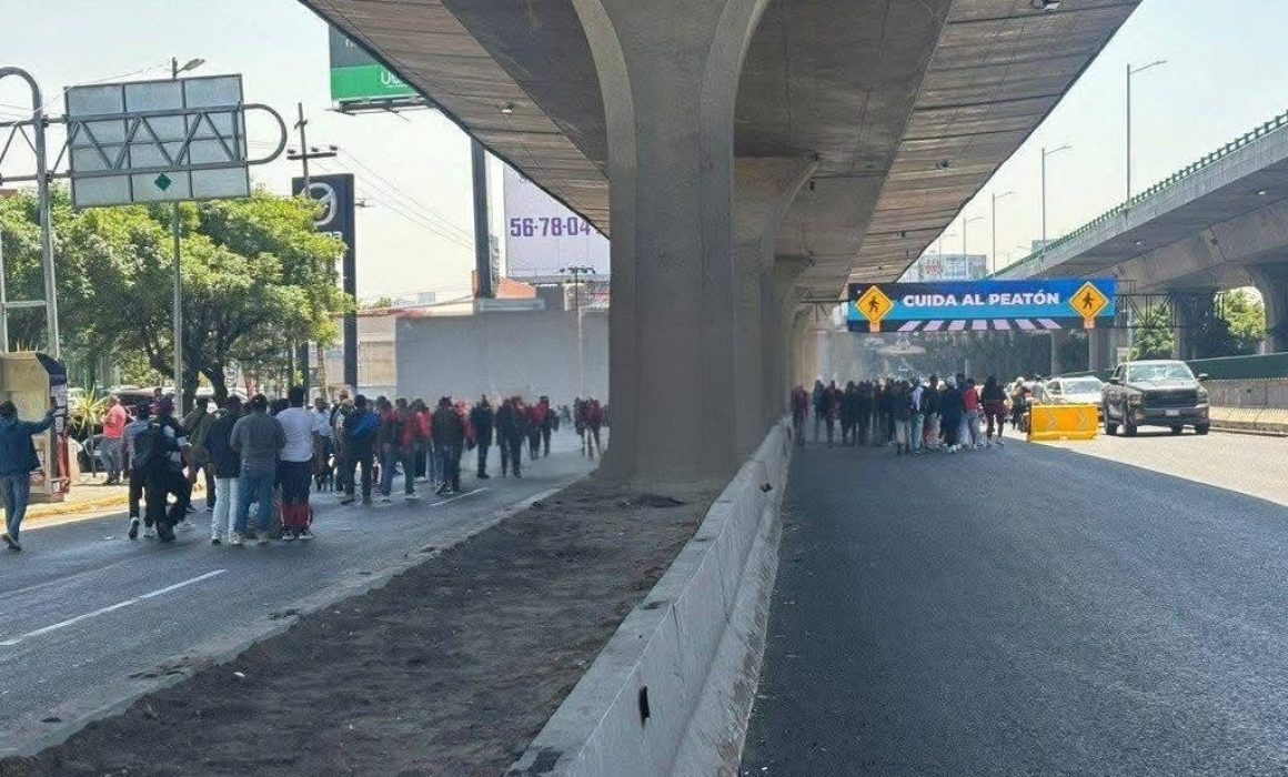 Cierran manifestantes el Periférico en Naucalpan: exigen reabrir anexos