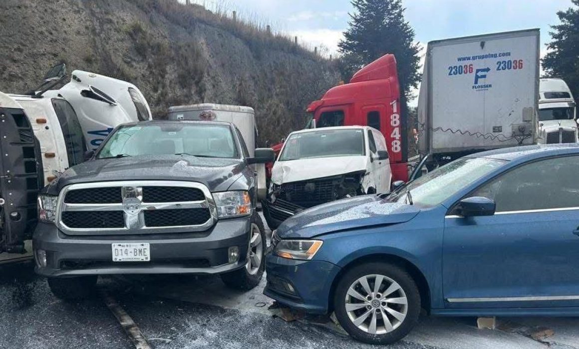 Colapsa el tránsito en la Toluca-Atlacomulco por carambola de vehículos