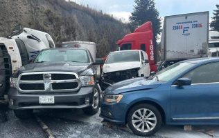 Colapsa el tránsito en la Toluca-Atlacomulco por carambola de vehículos