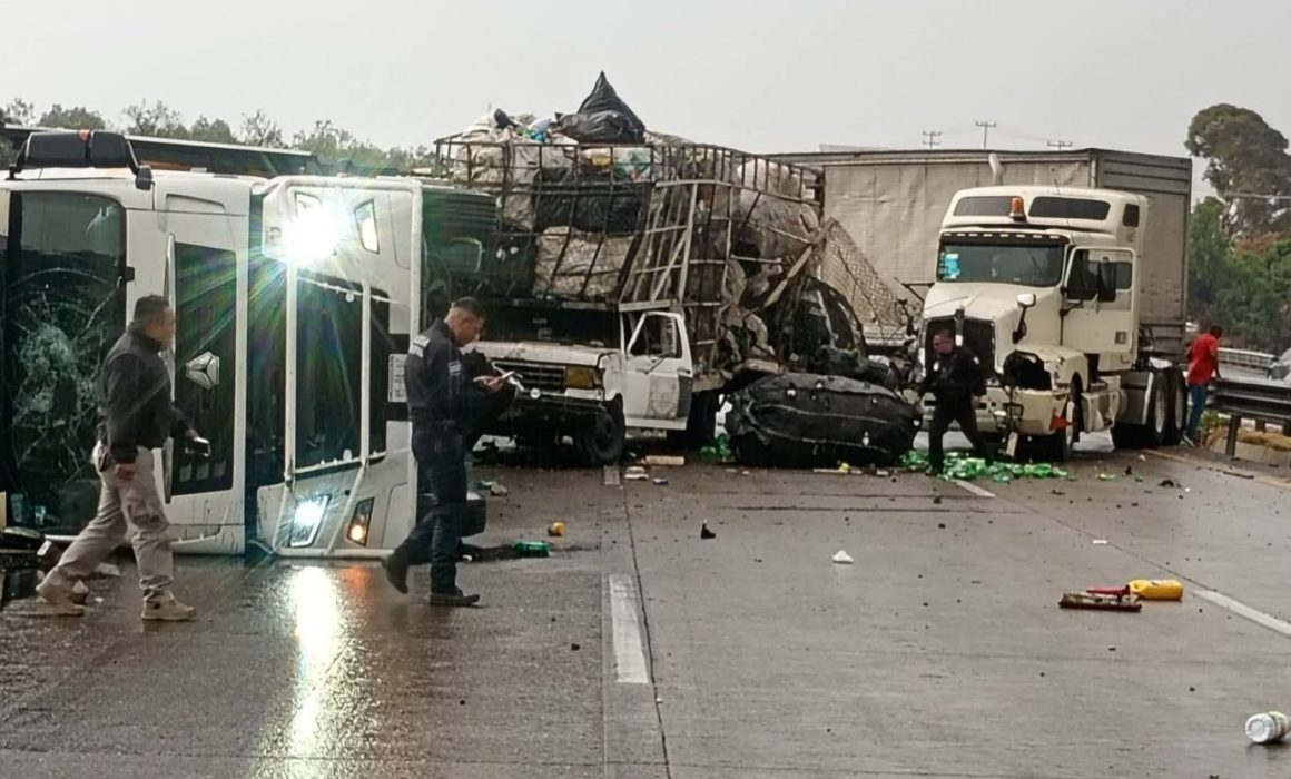 Colapsa la México-Qro en Coyotepec por choques múltiples