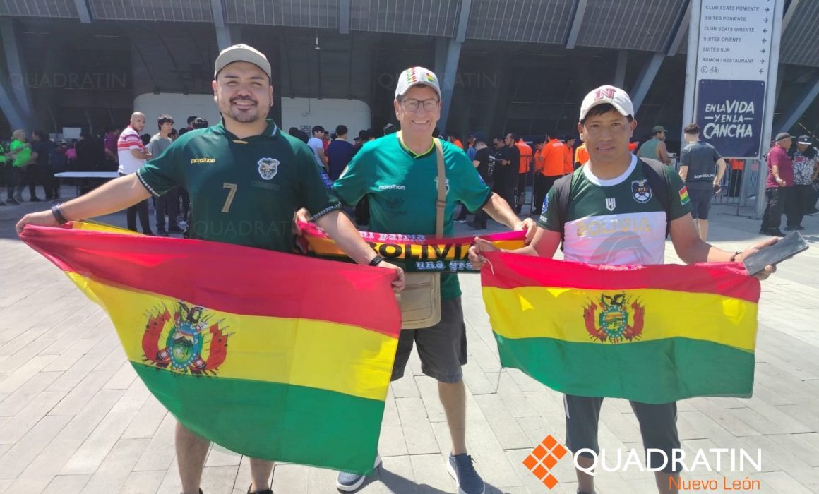 Con gritos de ¡Arriba Bolivia! la afición pinta de verde el Gigante de Acero