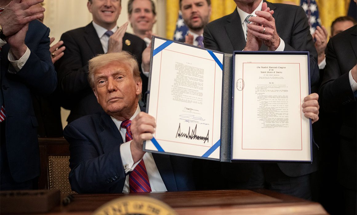 Confirma Trump que fabricantes de armas aumentarán producción en EU