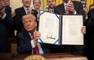 Confirma Trump que fabricantes de armas aumentarán producción en EU