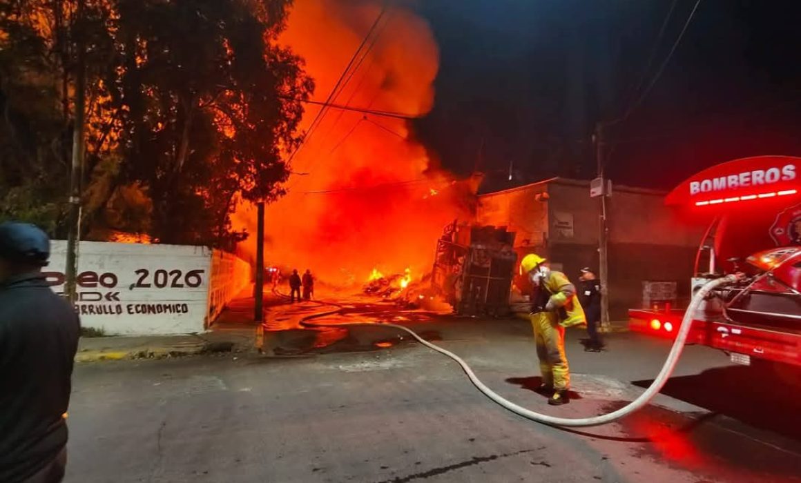 Consume incendio un predio con material reciclable en Valle de Chalco