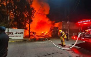 Consume incendio un predio con material reciclable en Valle de Chalco