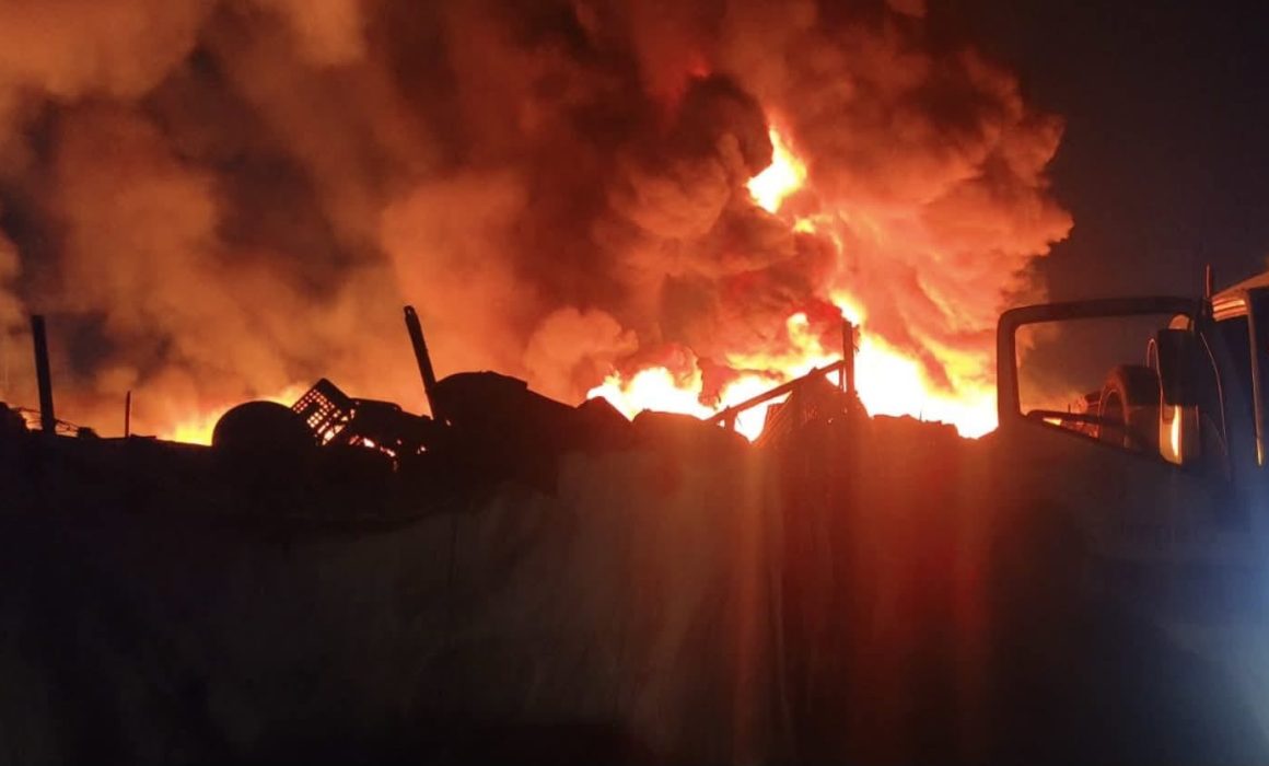 Controlan bomberos incendio en recicladora de Ecatepec