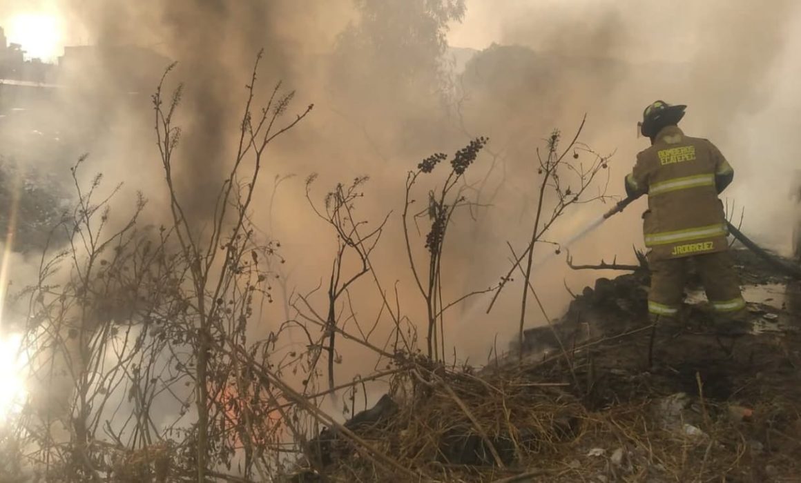 Controlan incendio de basura y llantas en canal de Ecatepec