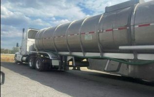 Denuncian saqueo de agua en Teotihuacán; tráileres cargan día y noche