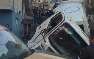 Desata pánico en Naucalpan camión sin frenos que impactó vivienda
