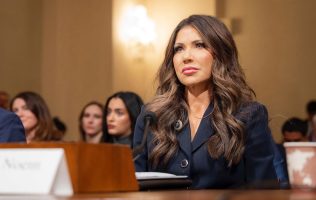 Destituye Trump a Kristi Noem como secretaria del DHS