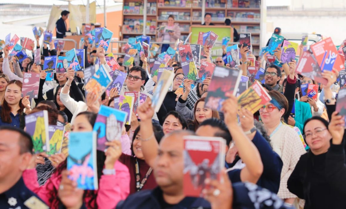 Dona Fondo de Cultura Económica 12 mil libros a escuelas de Ecatepec