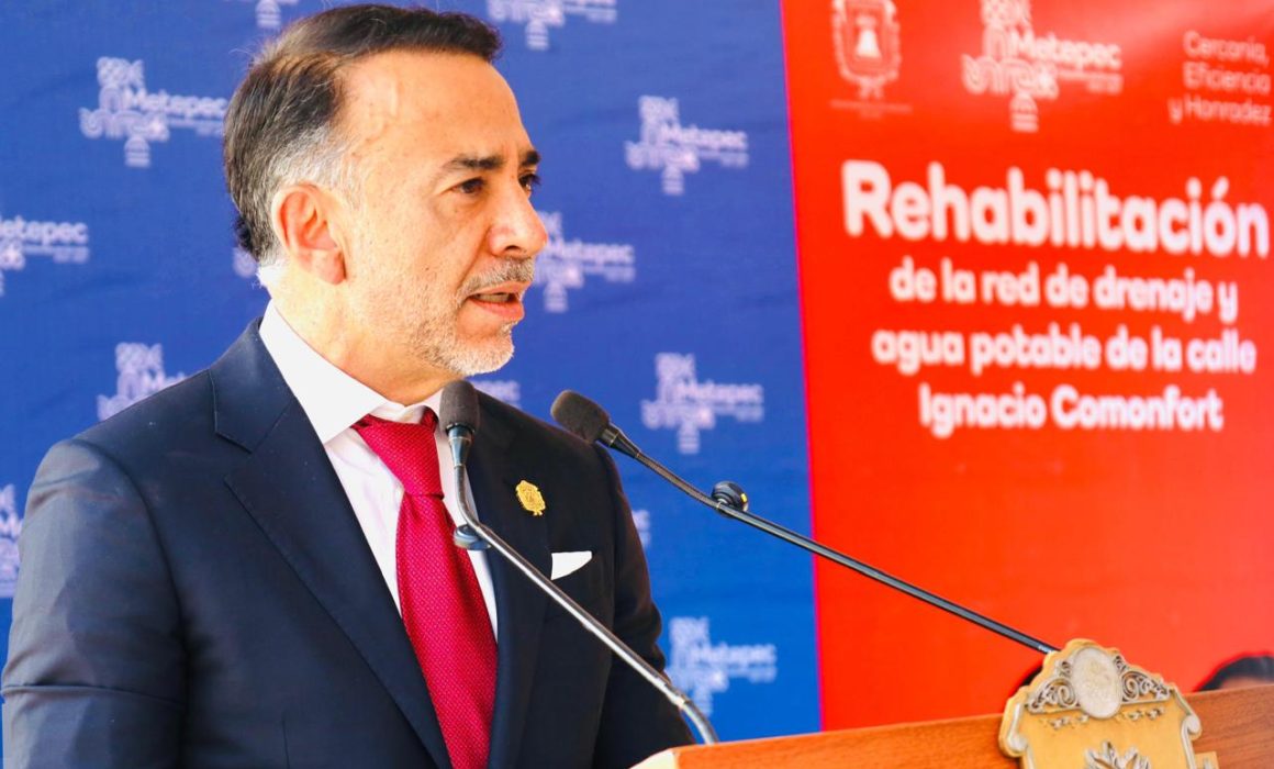 Entrega Fernando Flores renovación de la calle Ignacio Comonfort