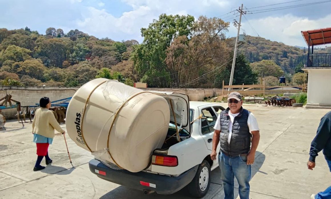 Entrega gobierno de Jilotzingo tinacos biodigestores y cisternas