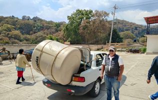 Entrega gobierno de Jilotzingo tinacos biodigestores y cisternas