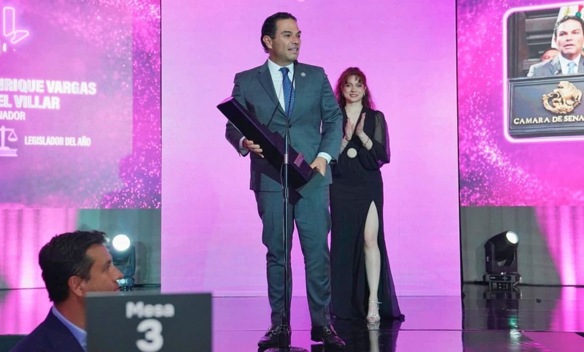 Entregan a senador del PAN premio Legislador del Año