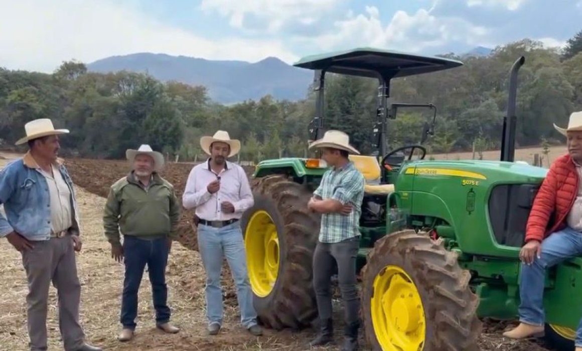 Entregan tractor comunitario para productores de Jilotzingo
