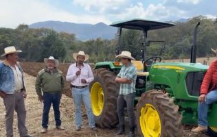 Entregan tractor comunitario para productores de Jilotzingo