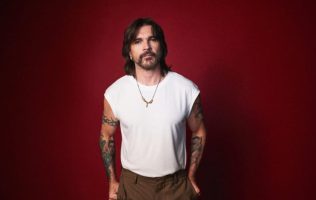 Estrena Juanes nueva producción en el Vive Latino y sorprende a fans