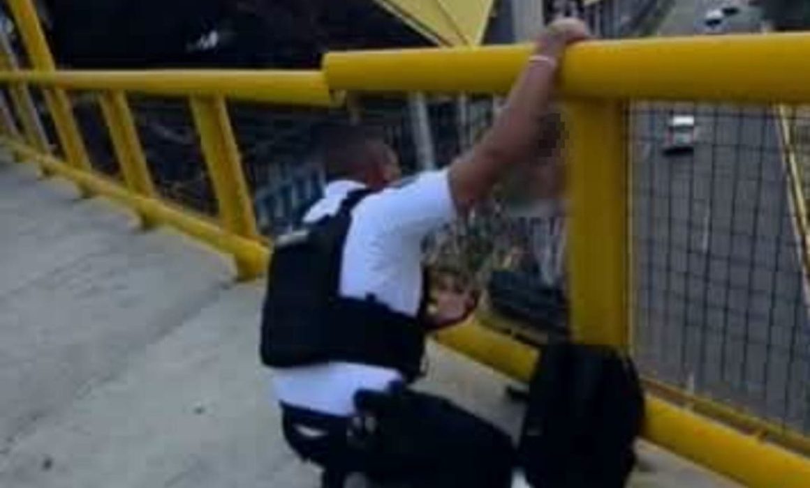 Evitan policías de Nezahualcóyotl suicidio de joven en puente peatonal