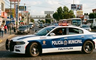 Exhiben abuso policial en Tultitlán tras arresto arbitrario de técnicos