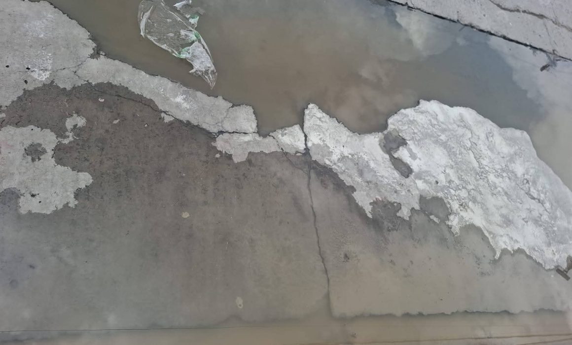 Exigen vecinos solución a drenaje colapsado en Valle de Chalco