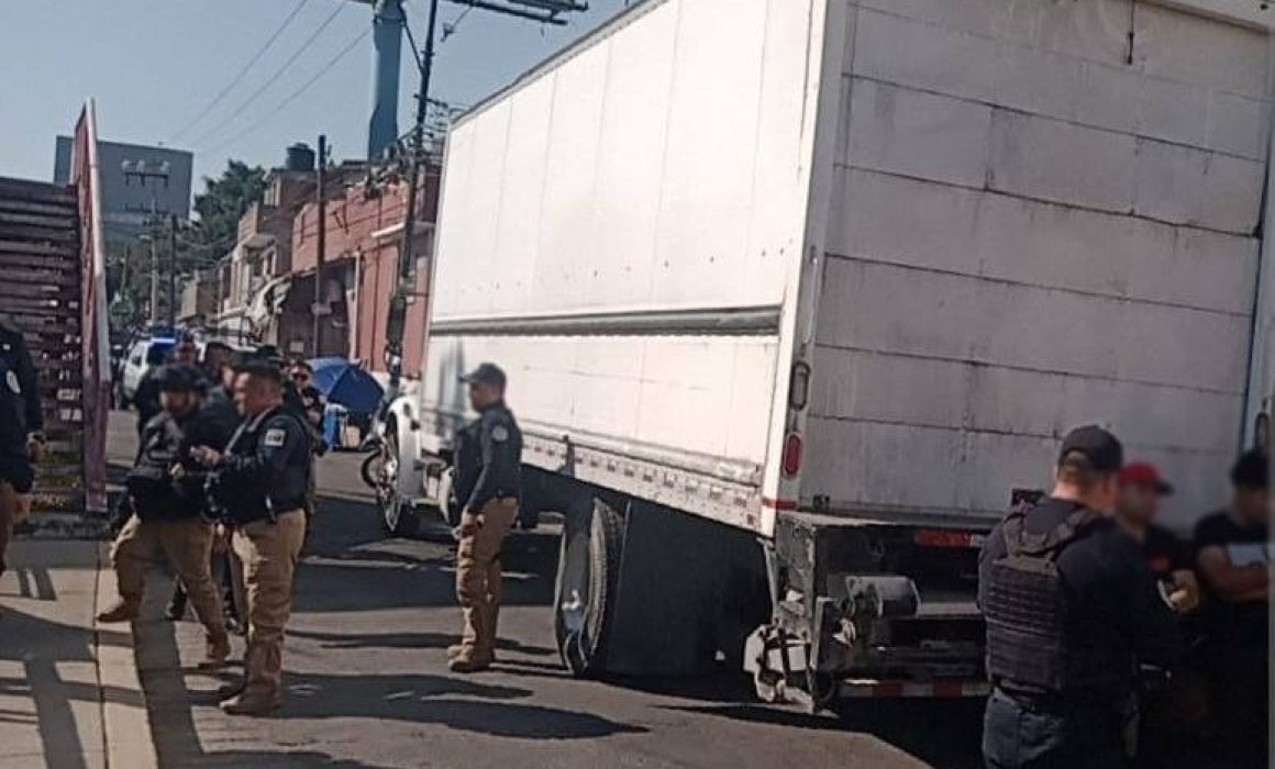 Frustra robo de camión en vía pública, en Tlalnepantla; detienen a 3