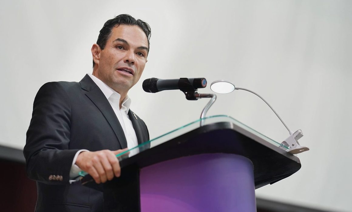 Galardonan a Enrique Vargas por su liderazgo y excelencia institucional