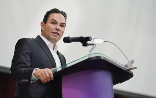 Galardonan a Enrique Vargas por su liderazgo y excelencia institucional
