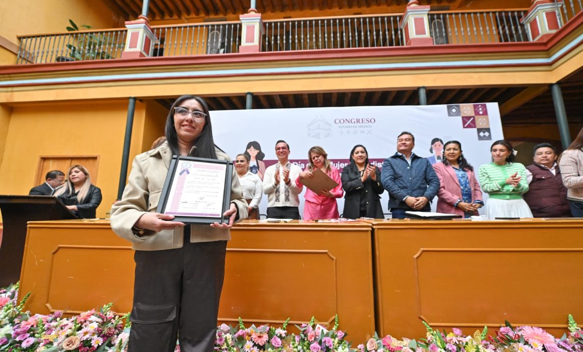 Honran a mujeres periodistas y fotoperiodistas en el Congreso del Edomex