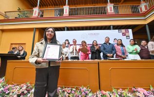 Honran a mujeres periodistas y fotoperiodistas en el Congreso del Edomex