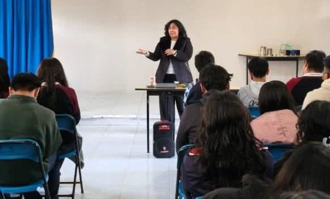 Imparte magistrada plática sobre derechos en Jilotzingo