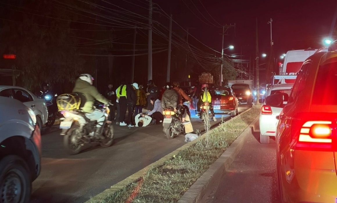 Invade taxista carril contrario en Huehuetoca y arrolla a motociclista